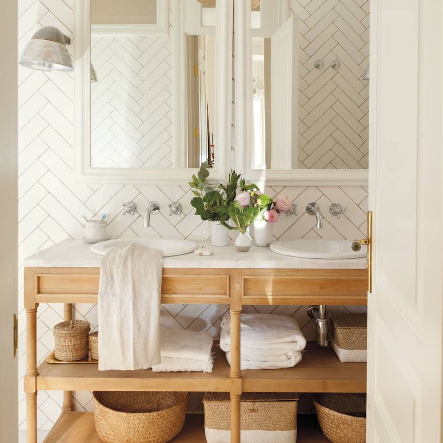 Baño con mueble de lavabo en madera y azulejos instalados en espiga