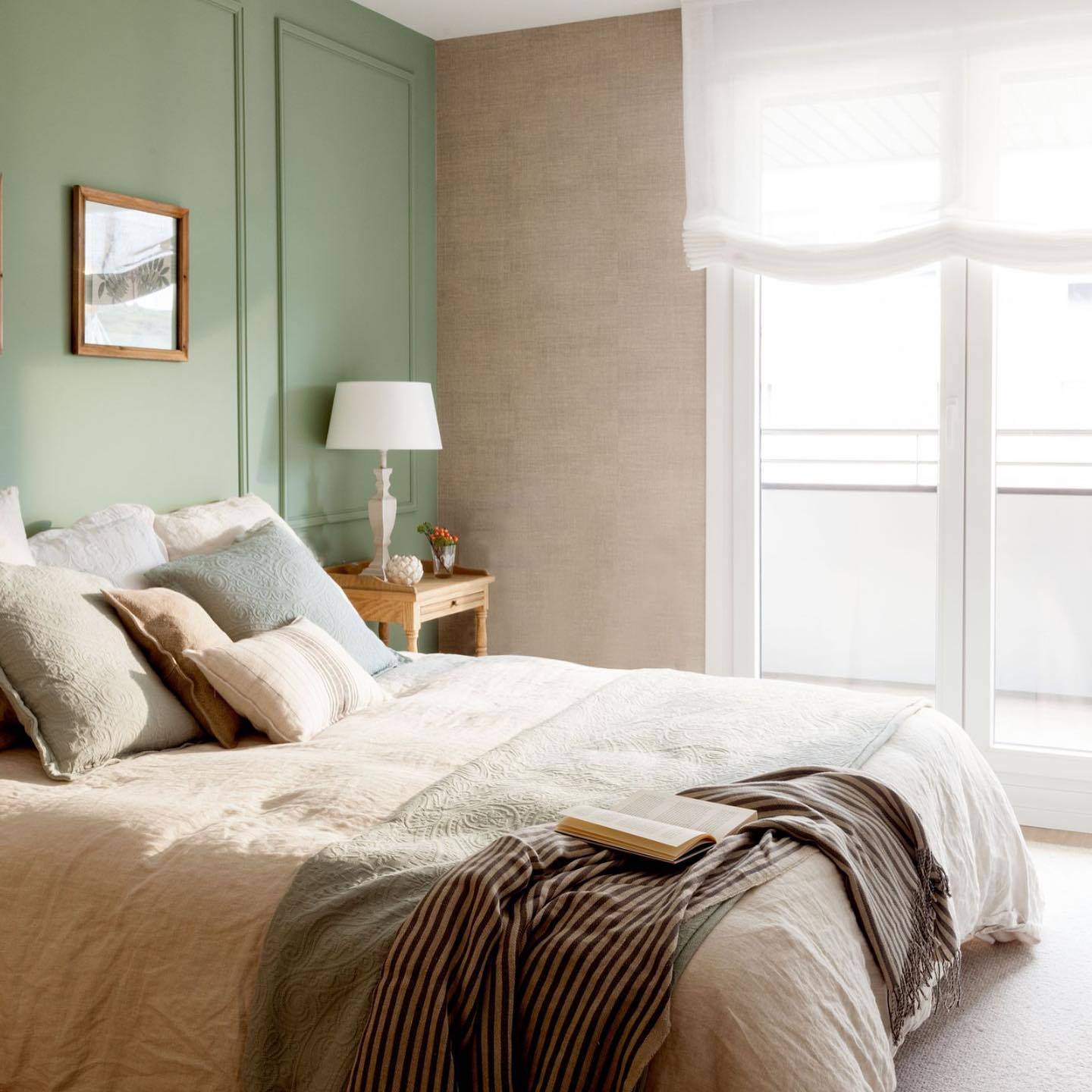 Dormitorio con pared del cabecero verde. 