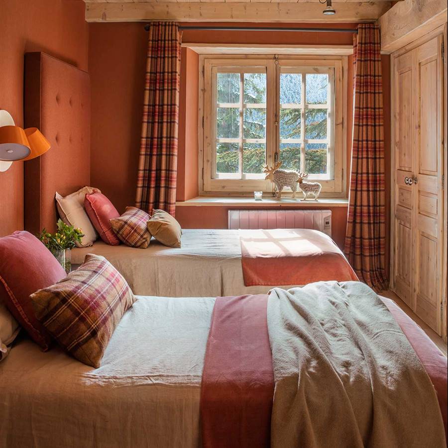 Dormitorio-infantil-con-paredes-naranjas-y-gvigas-de-madera-00550955 O