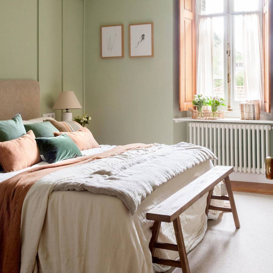 Dormitorio con paredes verdes