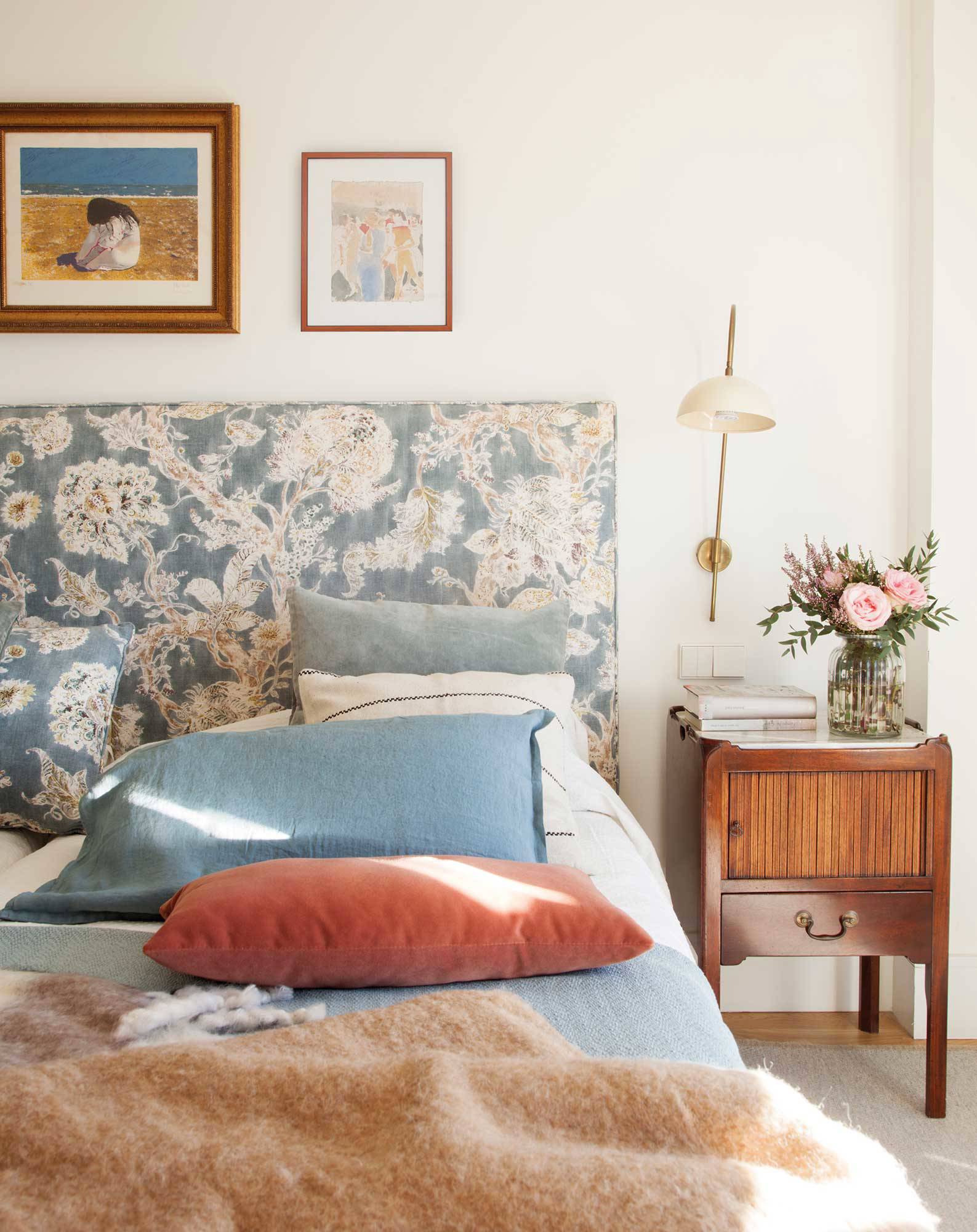 Dormitorio con cabecero tapizado en tela.