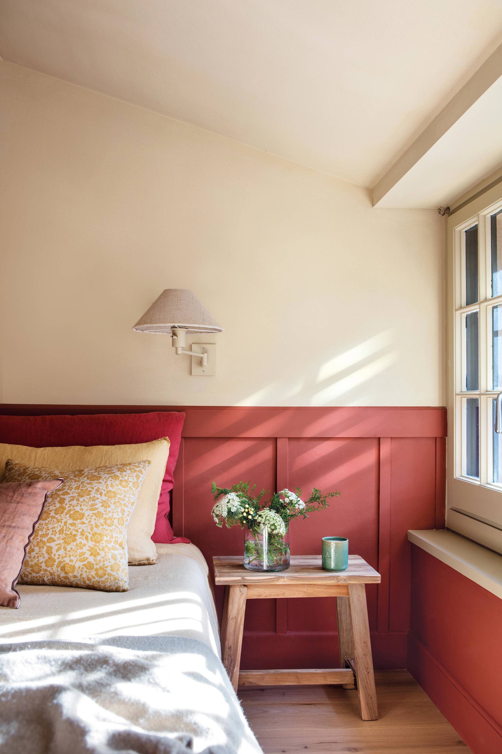 Dormitorio con arrimadero pintado de terracota.
