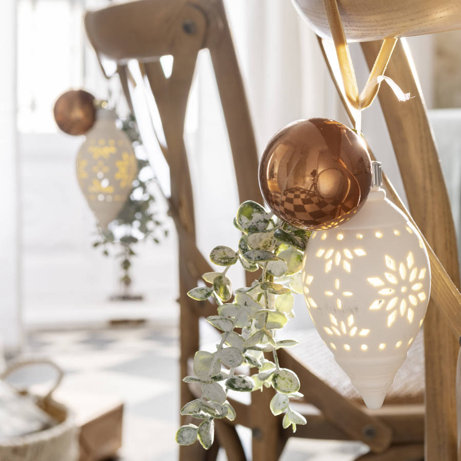 Manualidades y otras ideas con bolas de Navidad para decorar tu casa