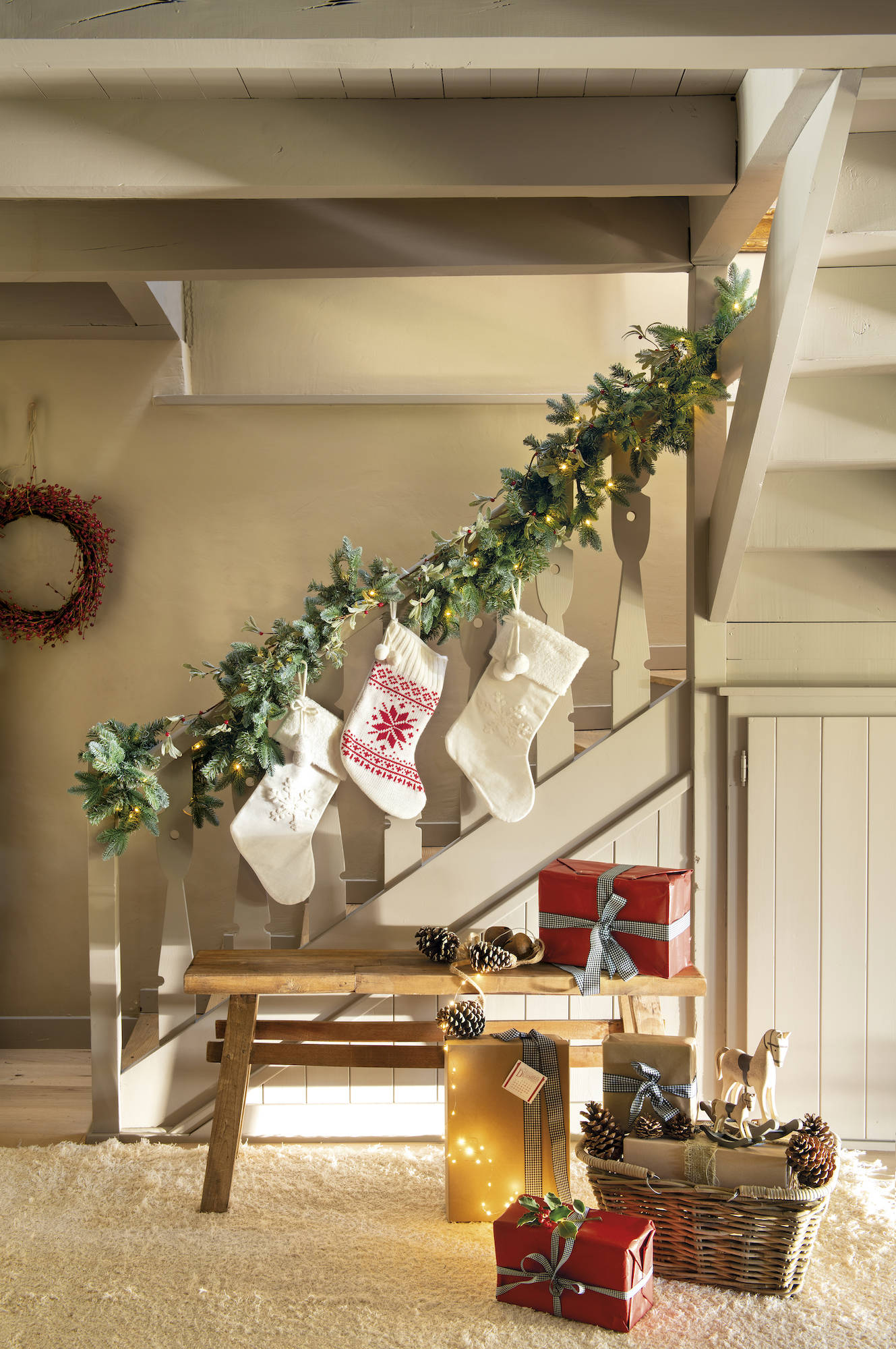 Escalera decorada por Navidad con calcetines y guirnaldas