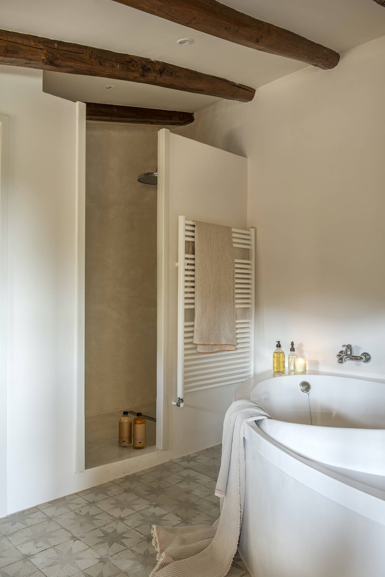 Cortinas de ducha de diseño: para no perder el estilo ni en el baño