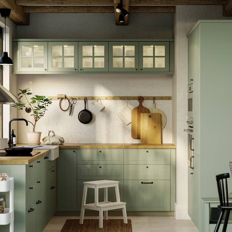 una cocina con frentes stensund de color verde claro ikea