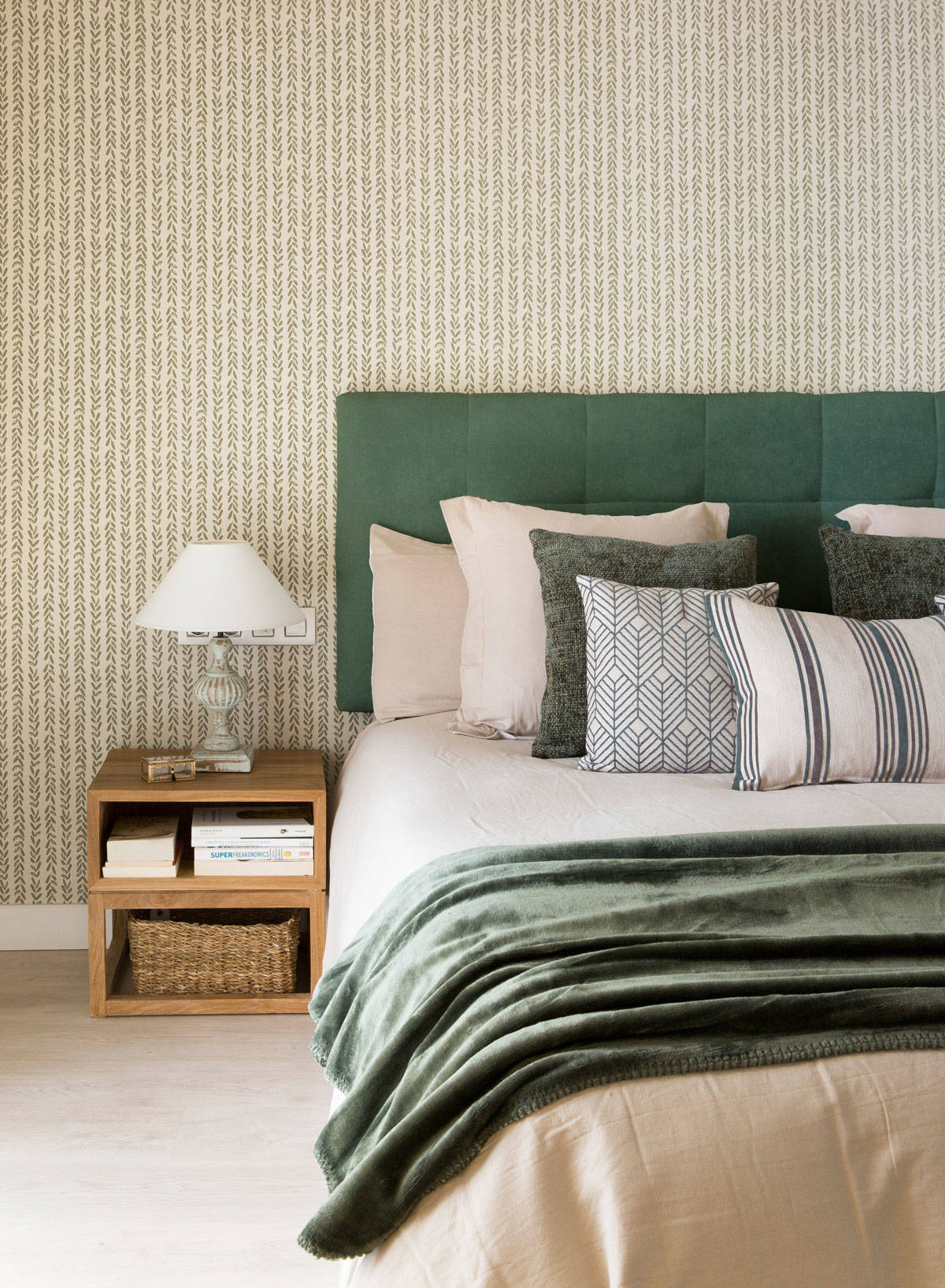 Dormitorio con papel pintado en tonos verdes decorado por Pia Capdevila