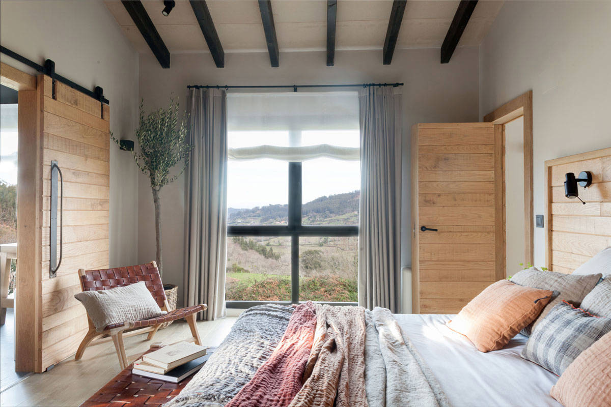 Dormitorio con ventana decorado por Natalia Zubizarreta