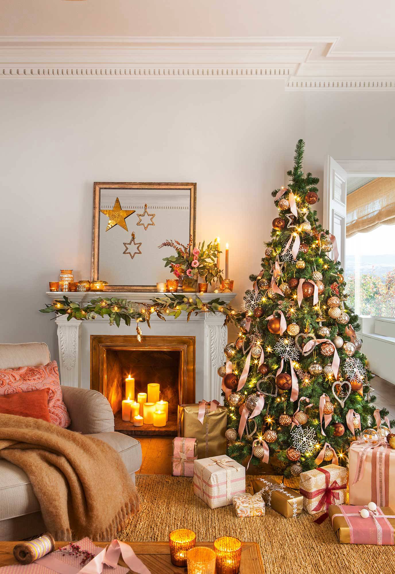 Salón de Navidad con árbol con detalles dorados y cobrizos