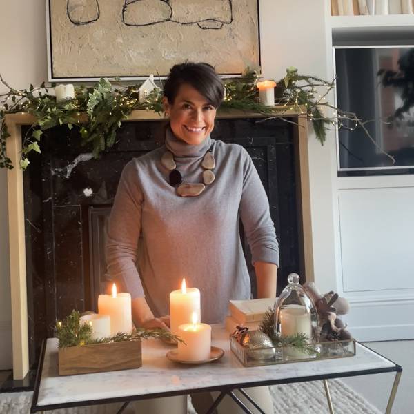 Trucos de interiorista para tu decoración navideña: pon la mesa de centro y la chimenea como Natalia Zubizarreta [CON VÍDEO]