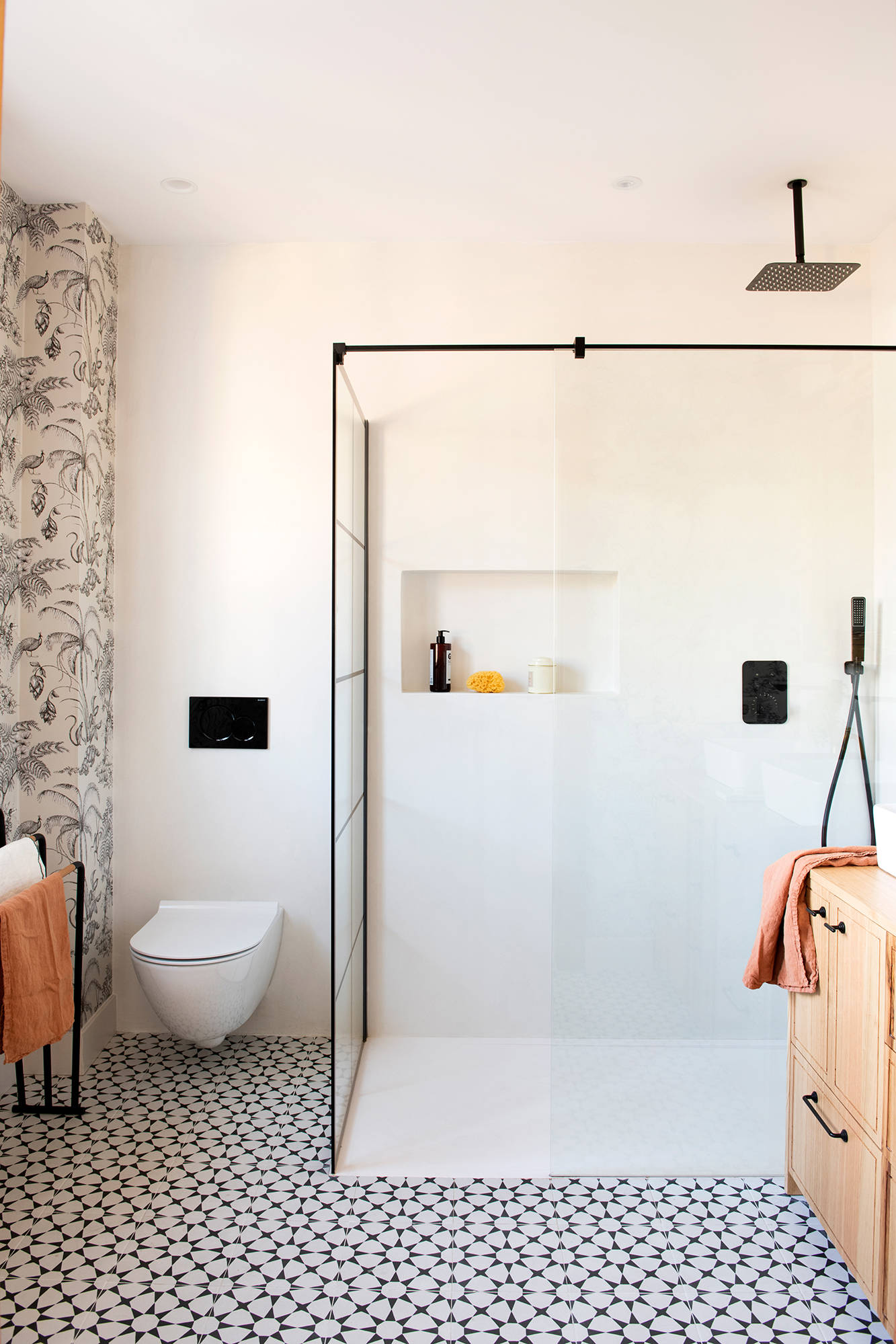 Baño revestido con microcemento, baldosa y papel pintado en paredes y suelo