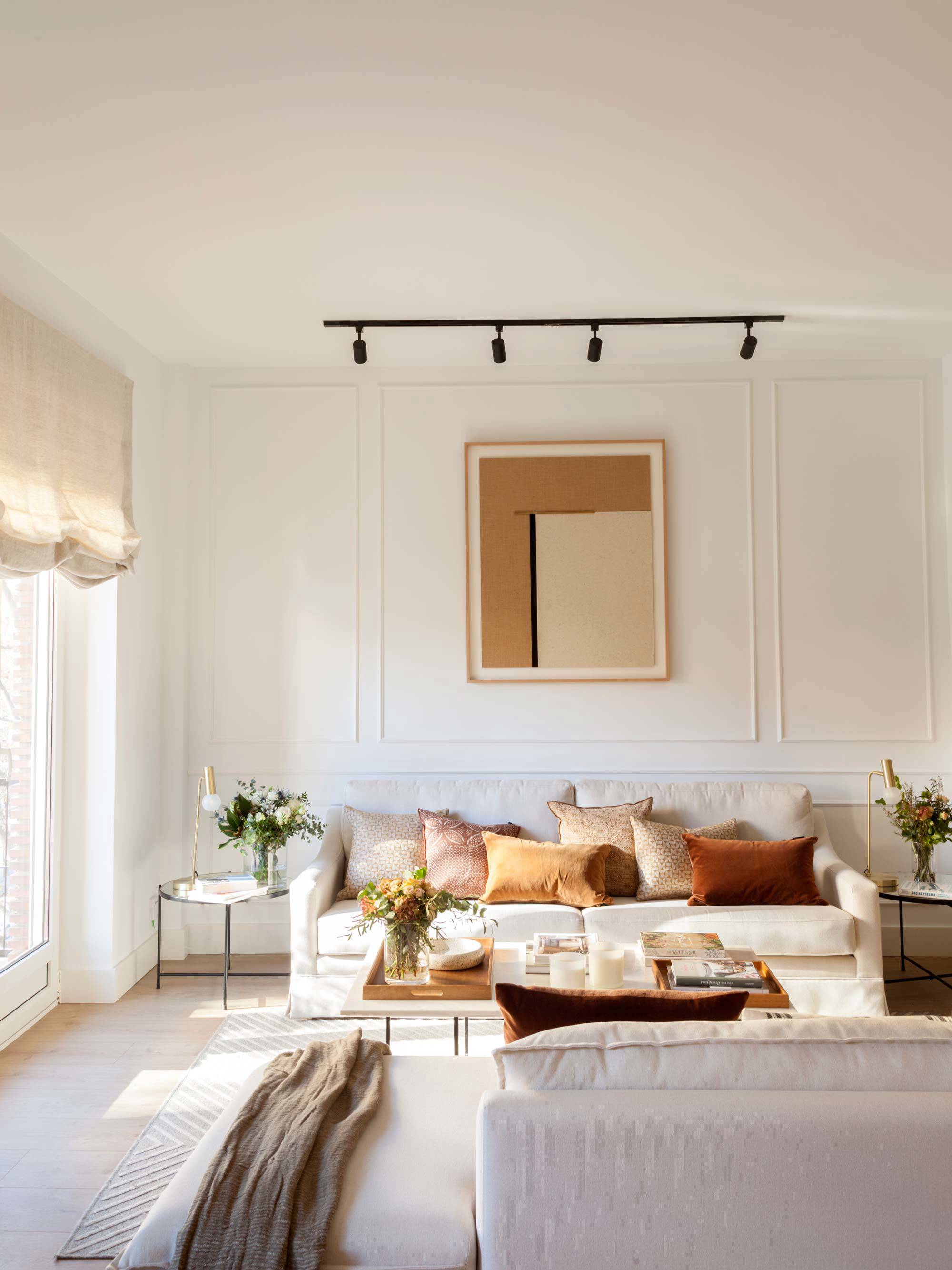 Salón con sofás tapizados en tonos neutros y pinceladas de color
