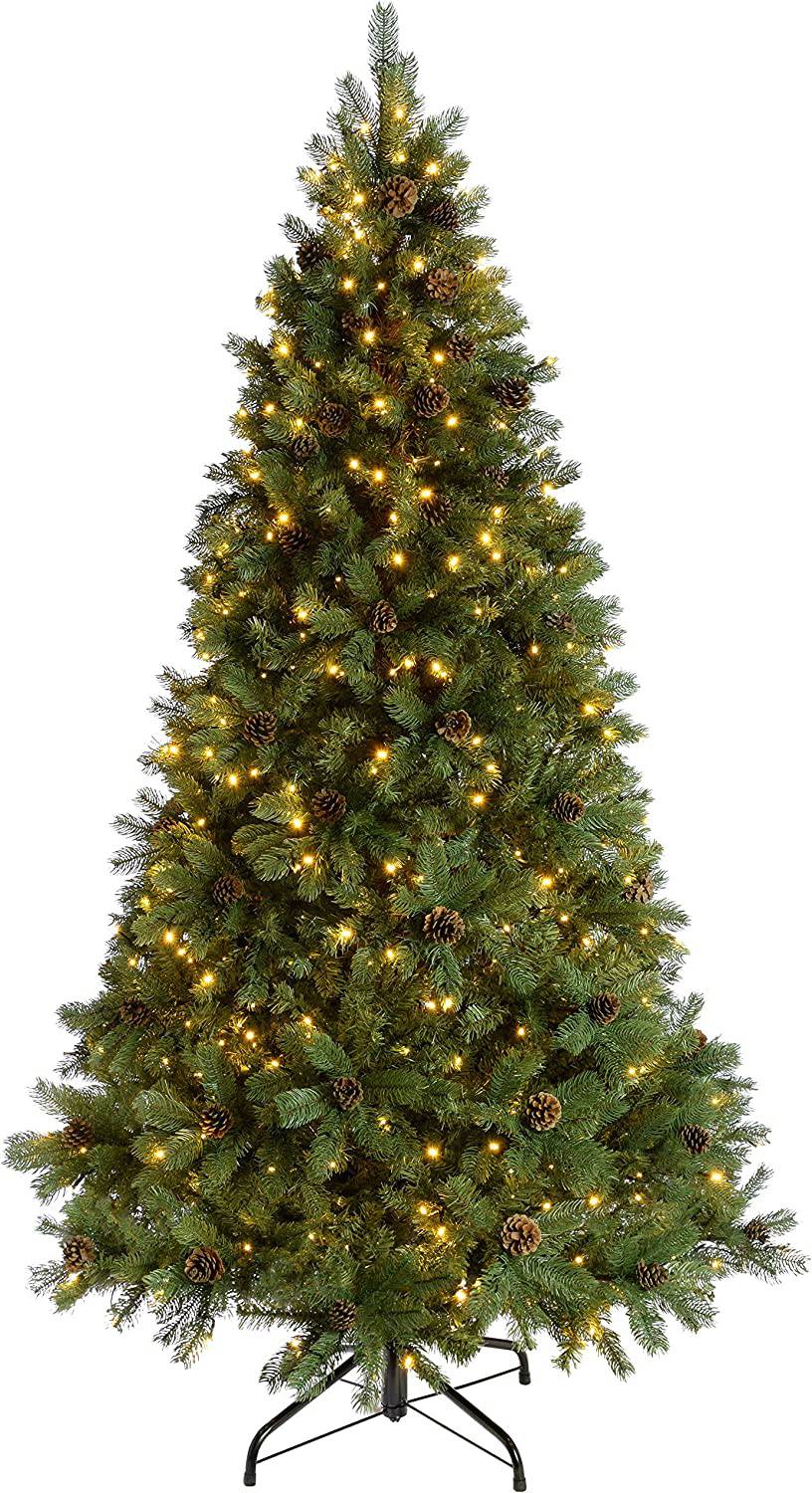Un árbol de Navidad con piñas y luces