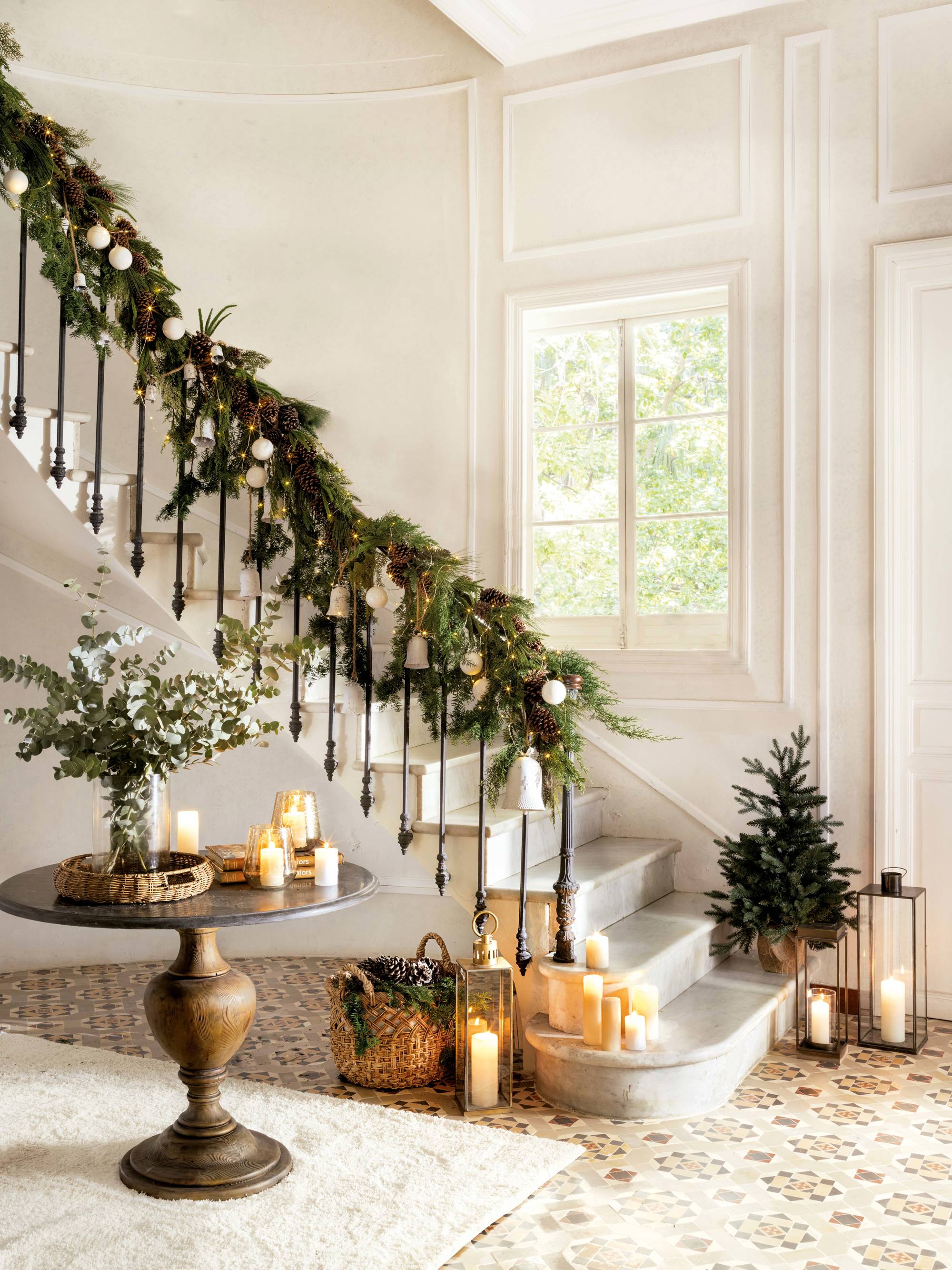 Guirnalda navideña con piñas para decorar la escalera.