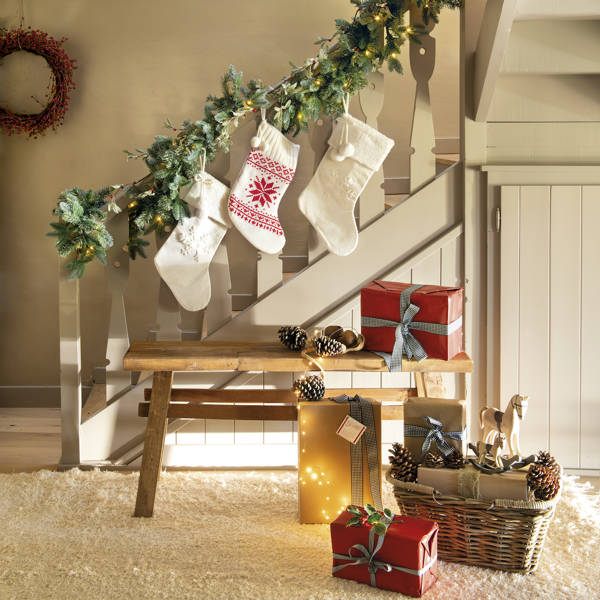 Escalera decorada por Navidad con calcetines 