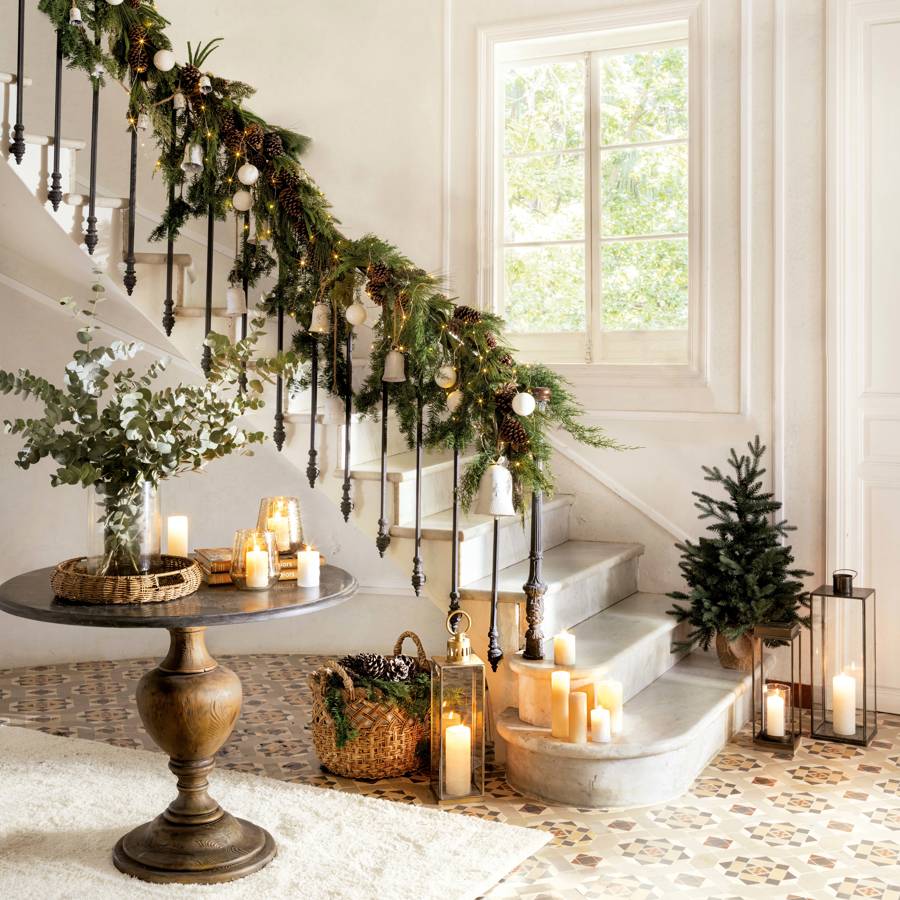 Guirnalda con piñas para decorar la escalera en Navidad