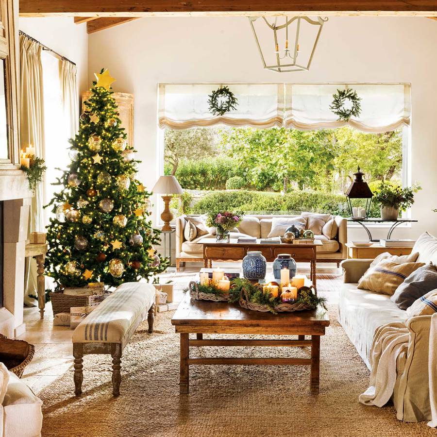 Salón de Navidad con chimenea y ábol decorado 00547707