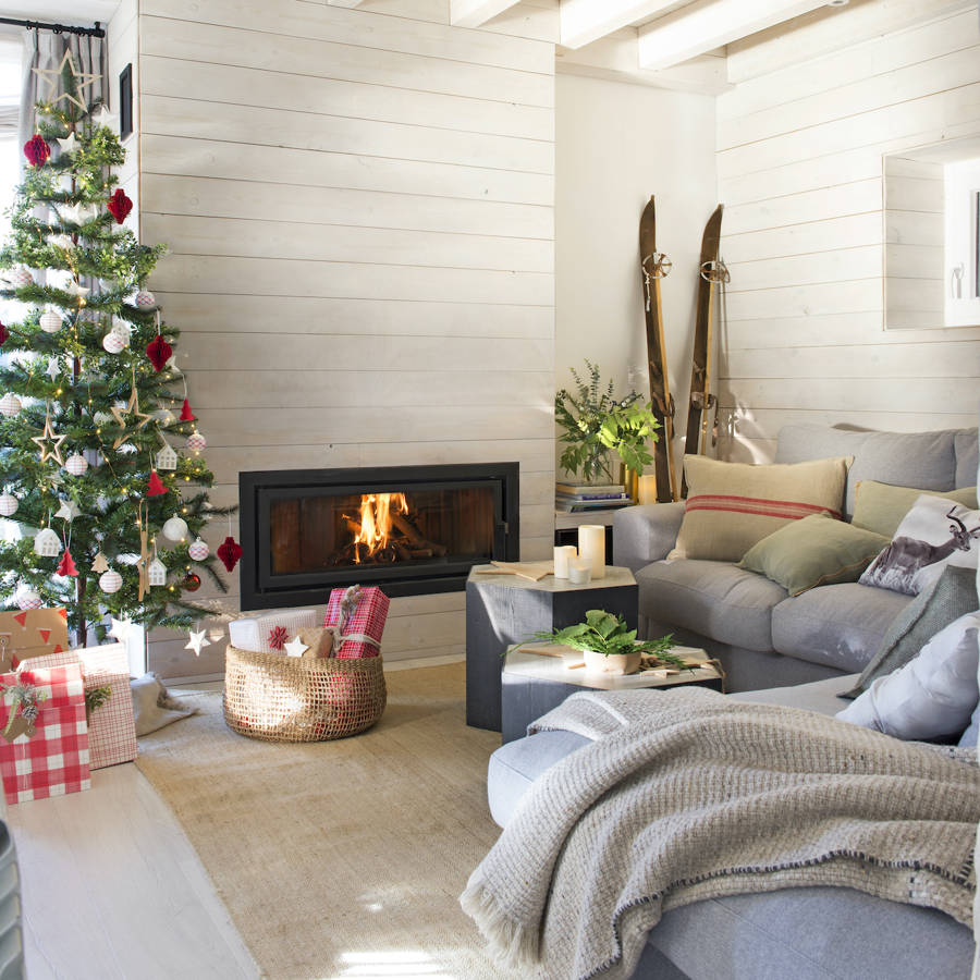 salon blanco con chimenea decorado por Navidad 