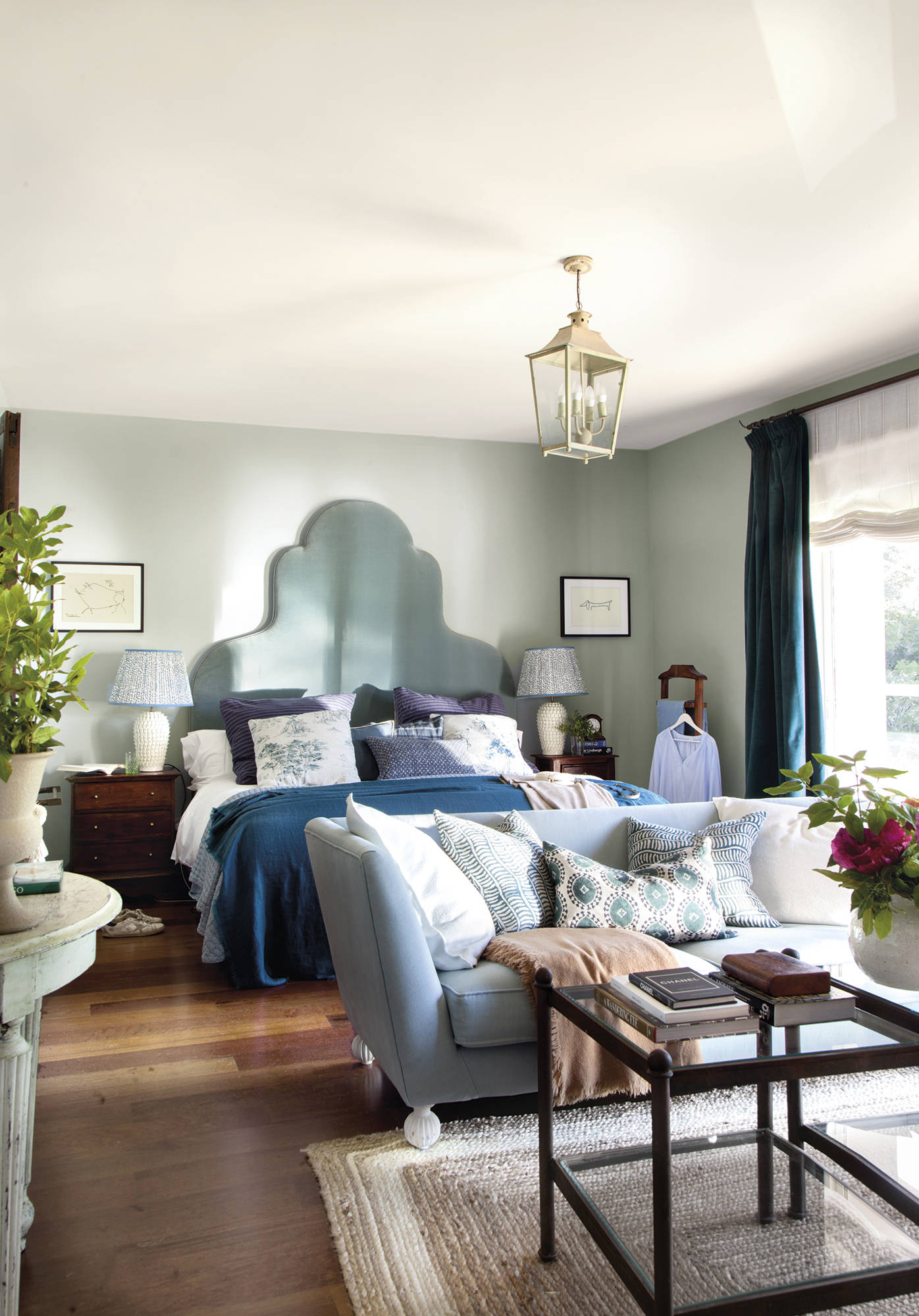 Dormitorio principal en verde azulado con cabecero original y sofá retapizado con tela de Coordonné.