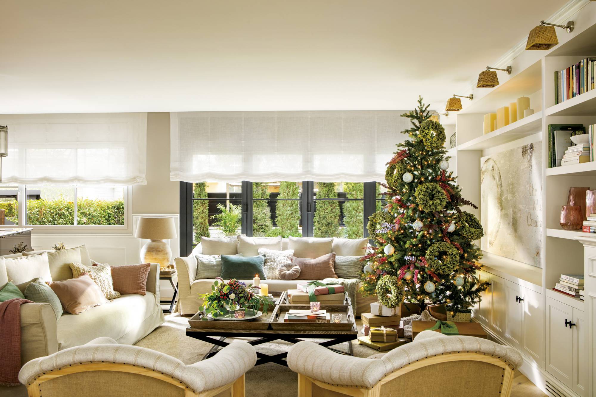 Salón clásico en tonos claros con árbol de Navidad