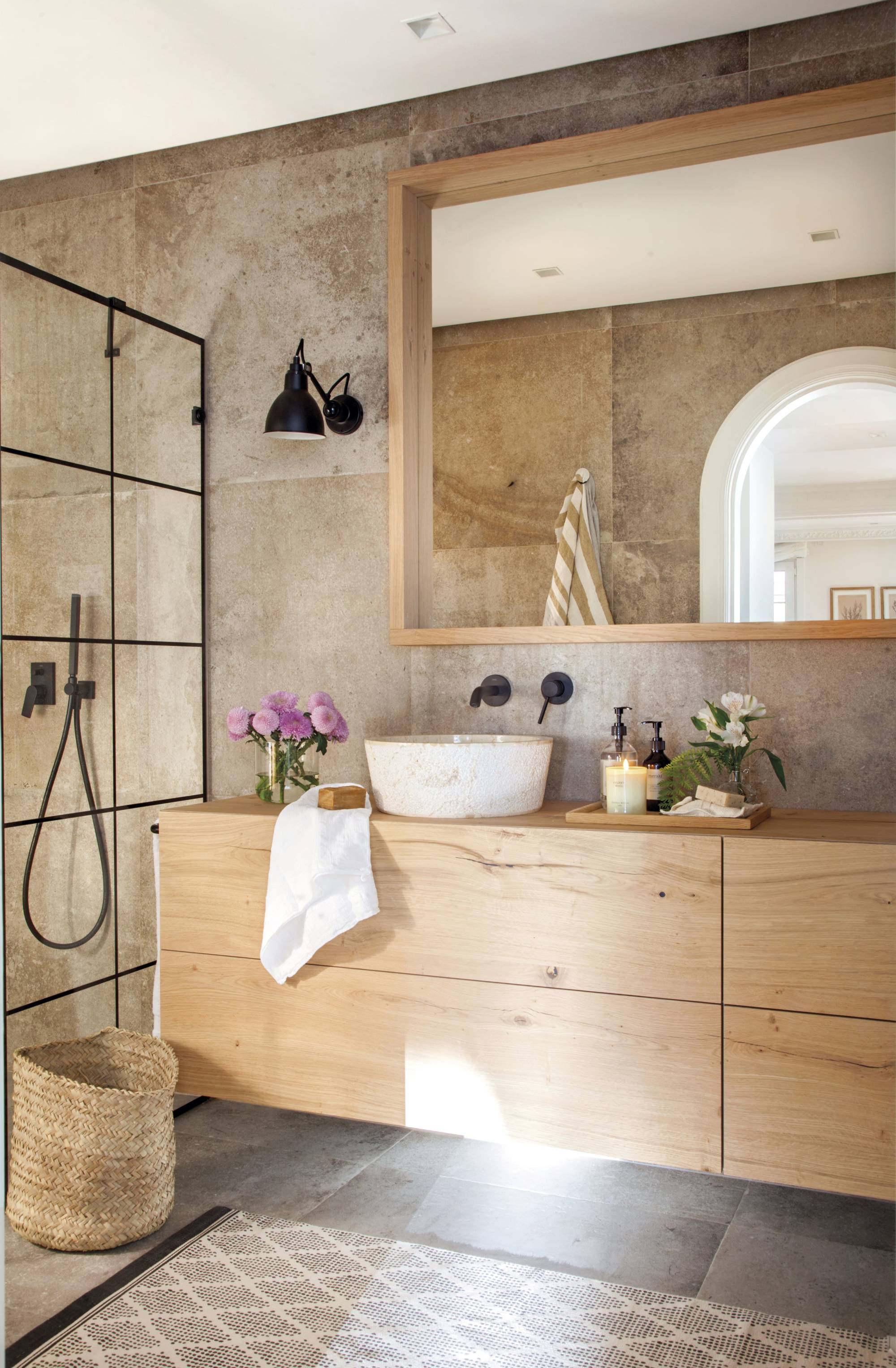 Baño de madera con mueble a medida y ducha con mampara