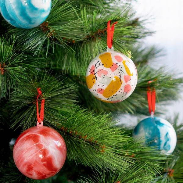 Cómo decorar bolas de Navidad con pintura a la tiza | VÍDEO