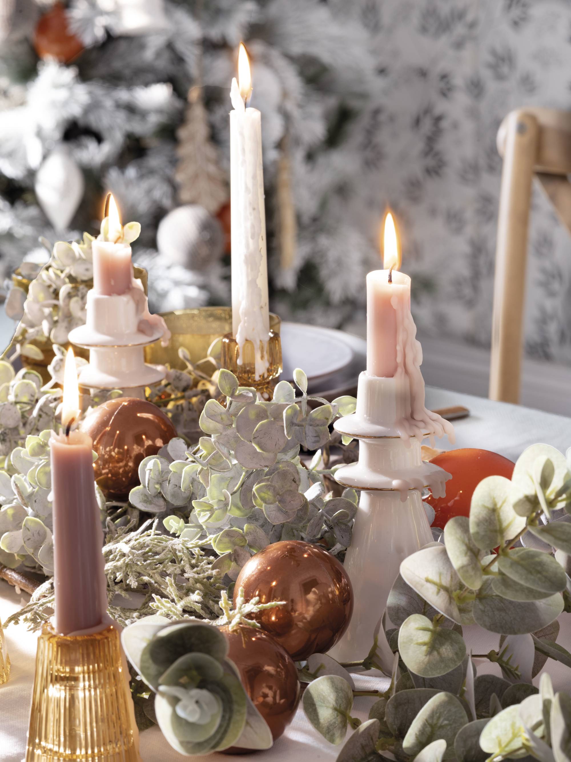 Una mesa decorada con candelabros