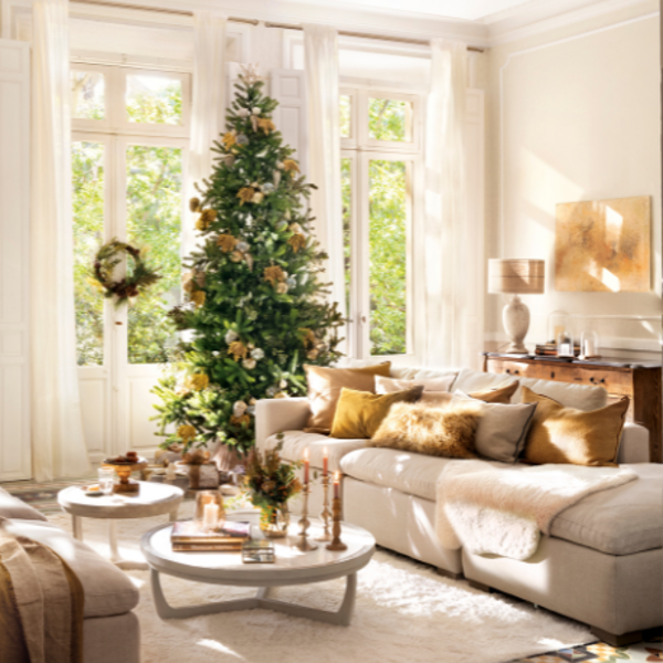 Un palacete único decorado en blanco y dorado para recibir la Navidad
