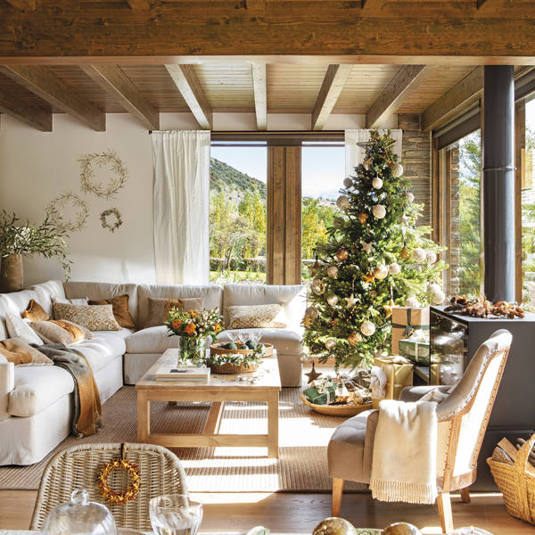 Luces, madera y dorados son los protagonistas de la casa rústica más bonita del mundo, ¡y portada de Navidad en El Mueble!