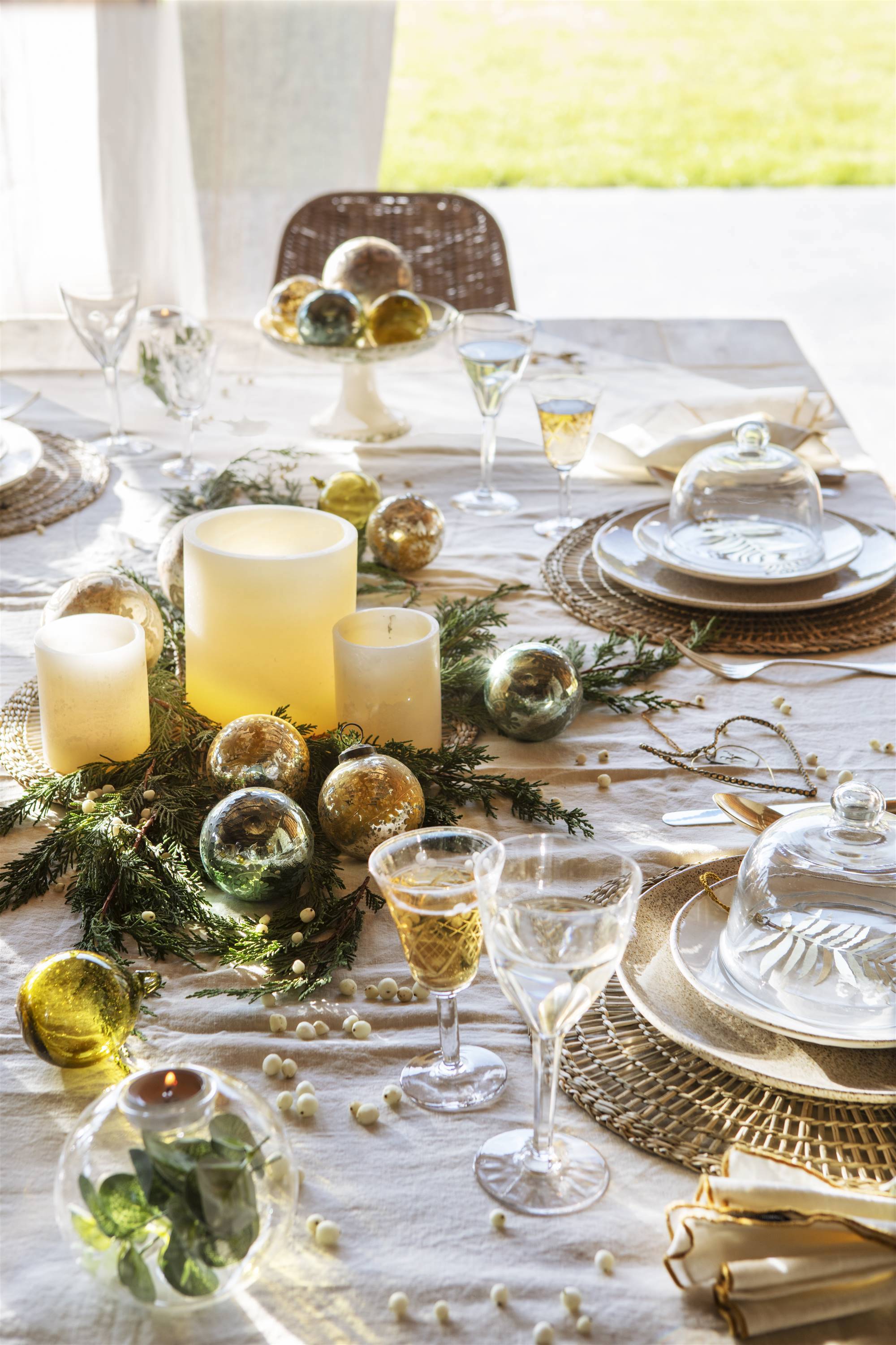 Una mesa en blancos y dorados