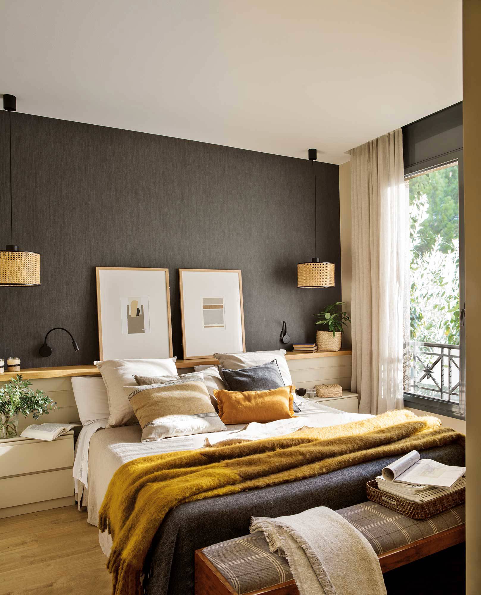Dormitorio con cabecero tipo murete y papel pintado marrón