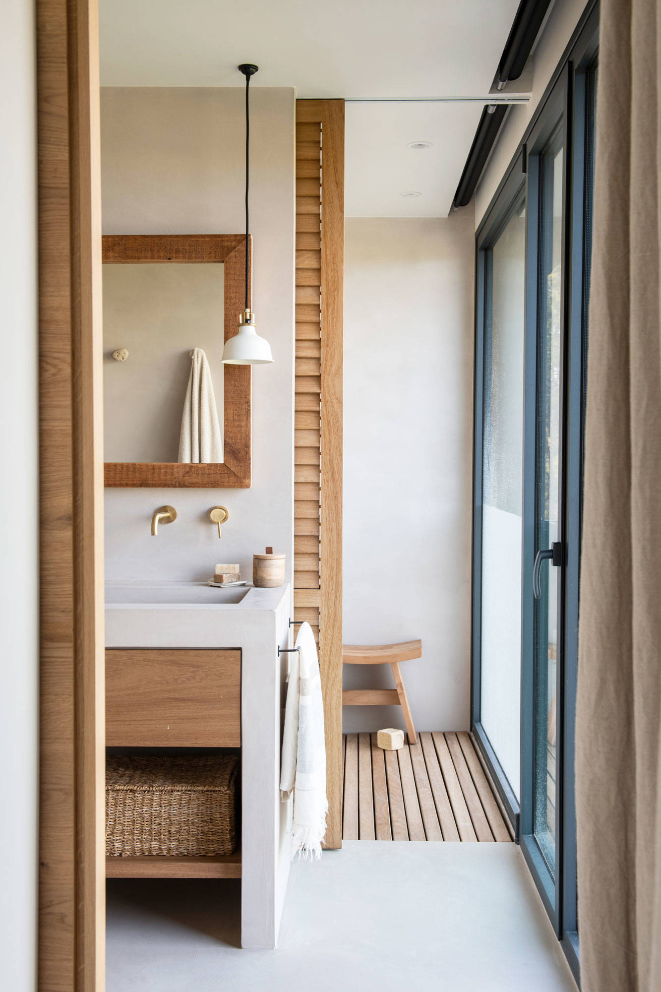 baño con mueble de microcemento y madera de roble