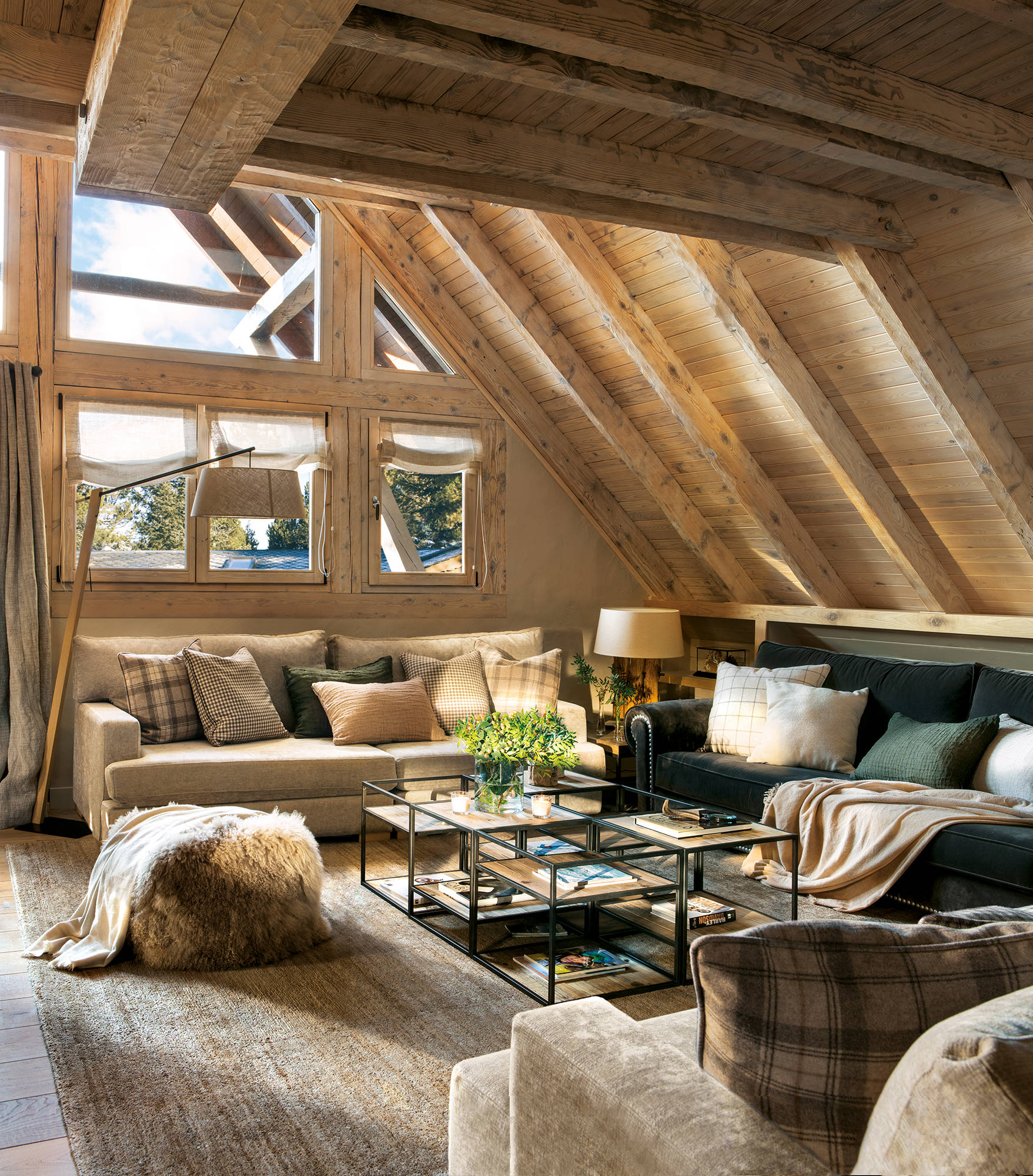 Salon rústico con techo y paredes de madera.