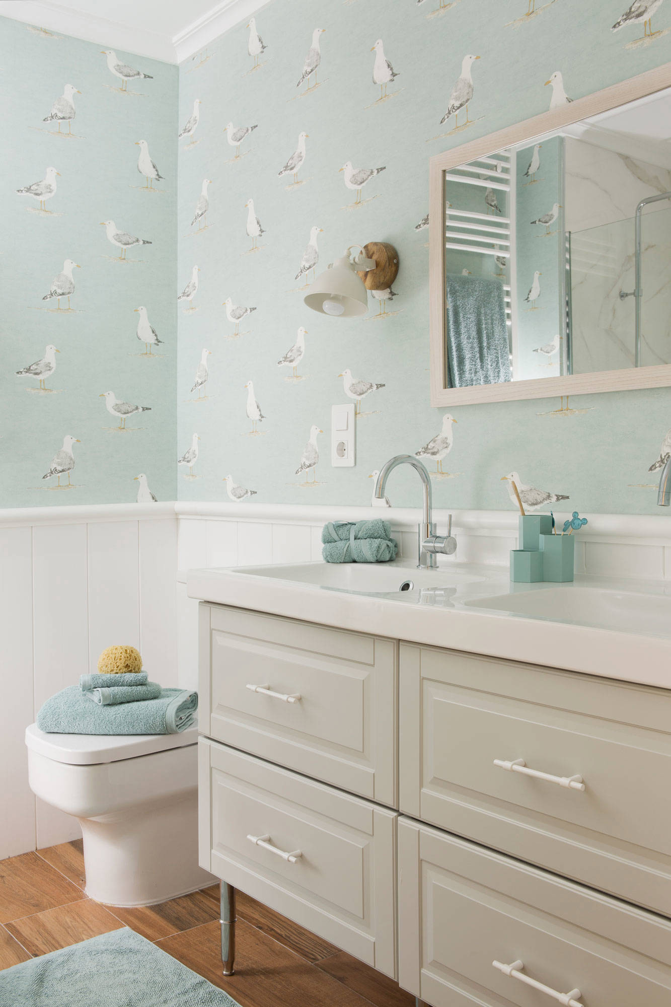 cuarto de baño con papel pintado