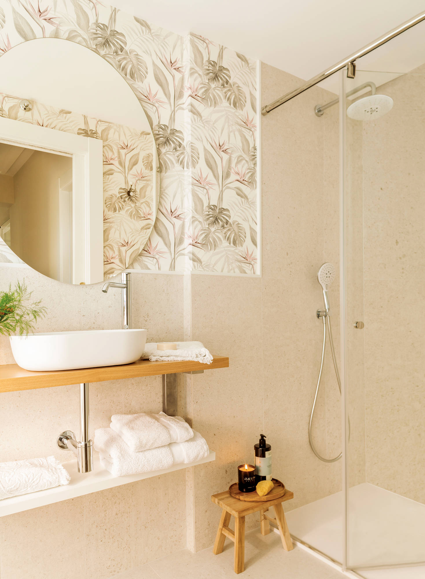 Baño con paredes revestidas con papel y azulejo. 