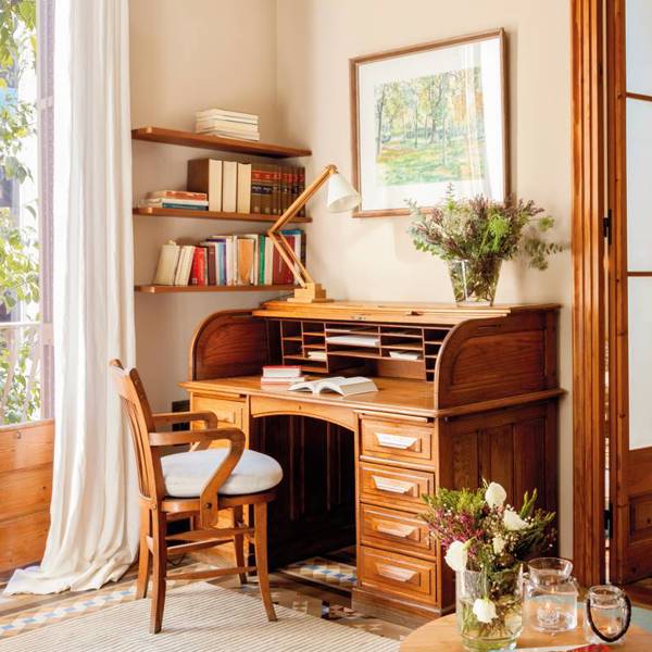 escritorio-antiguo-de-madera-en-el-salon 447188 