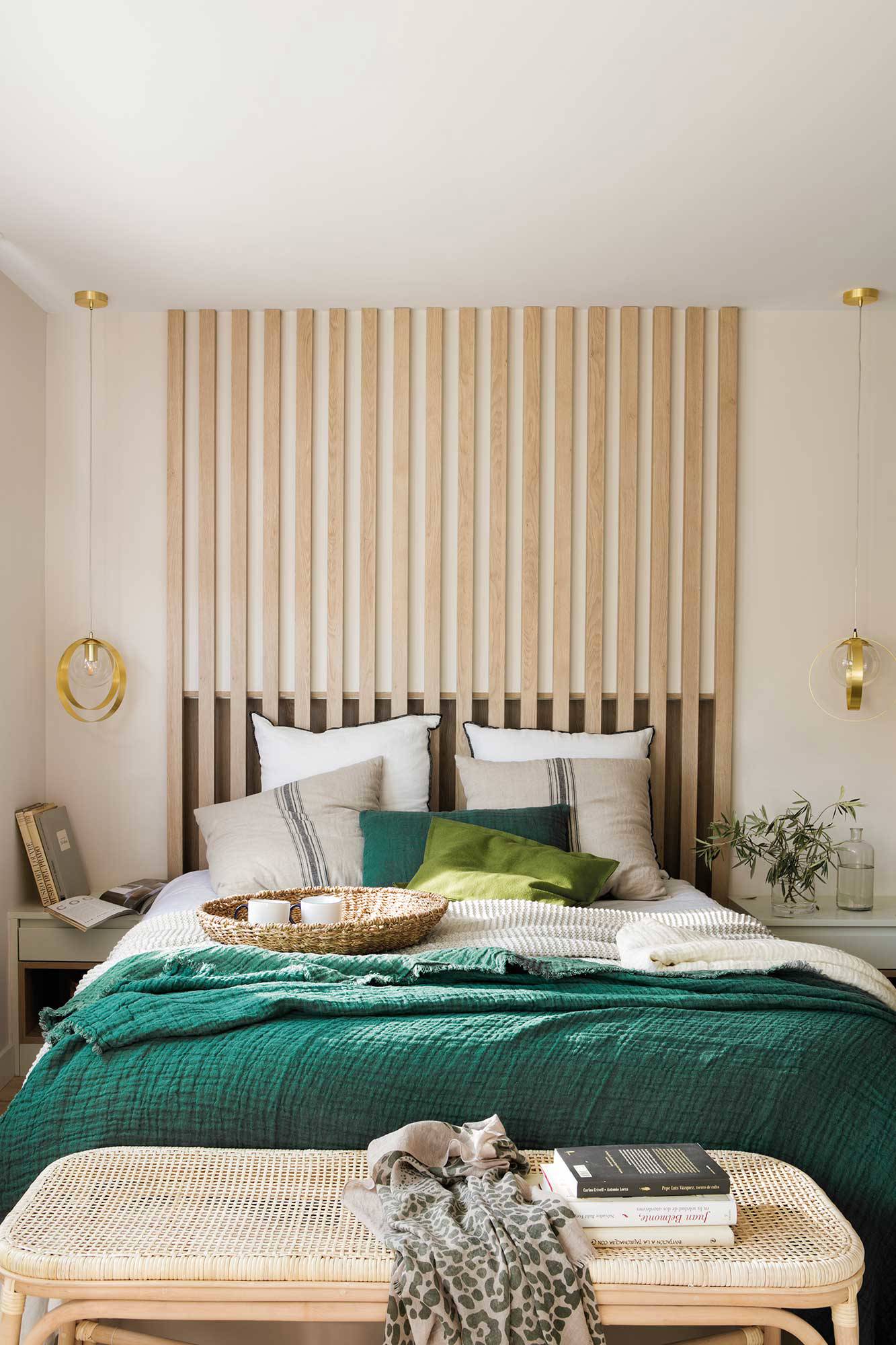 Dormitorio con cabecero alistonado de madera.