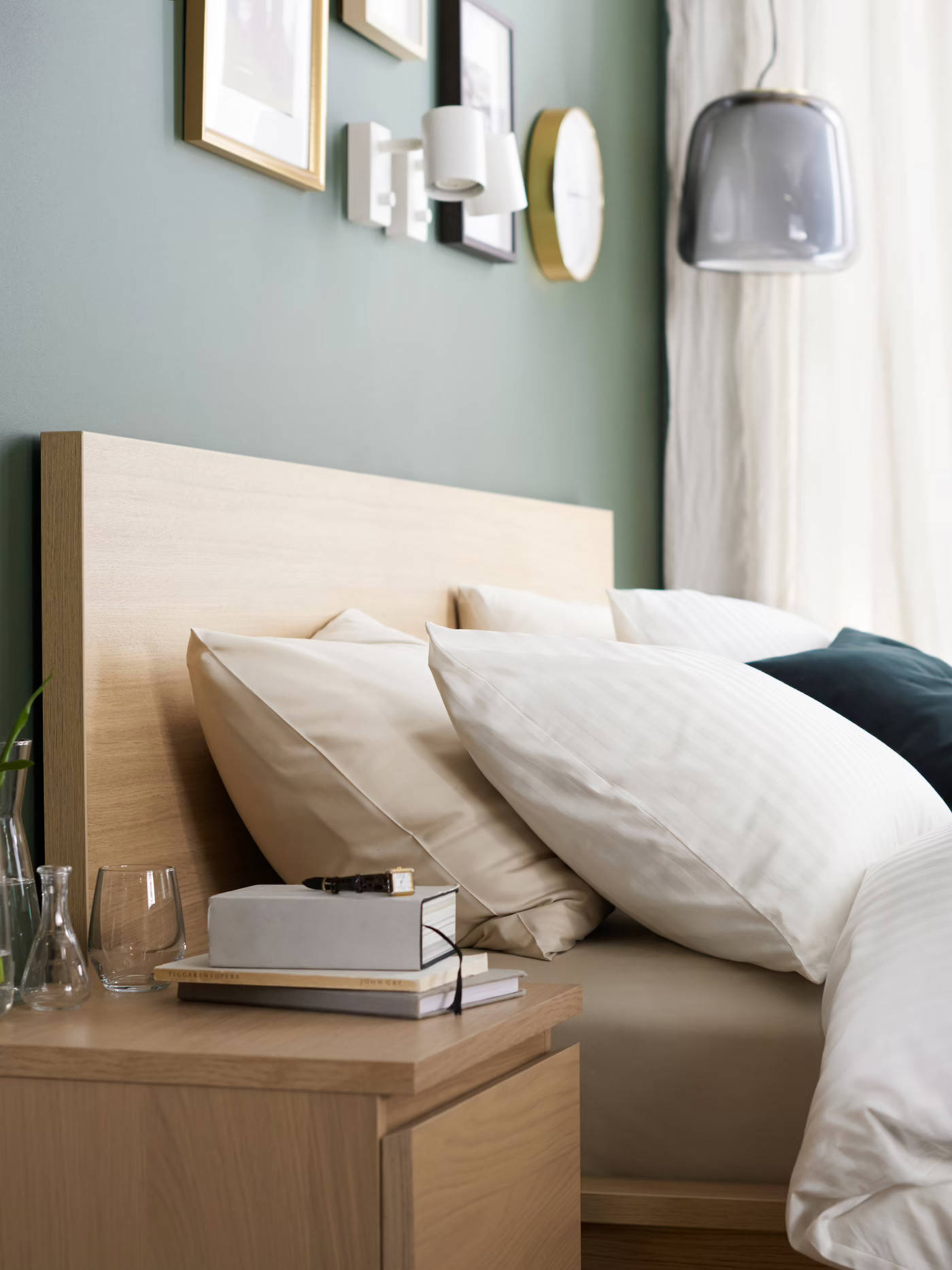 dormitorio de estilo masculino de IKEA lampara Evedal