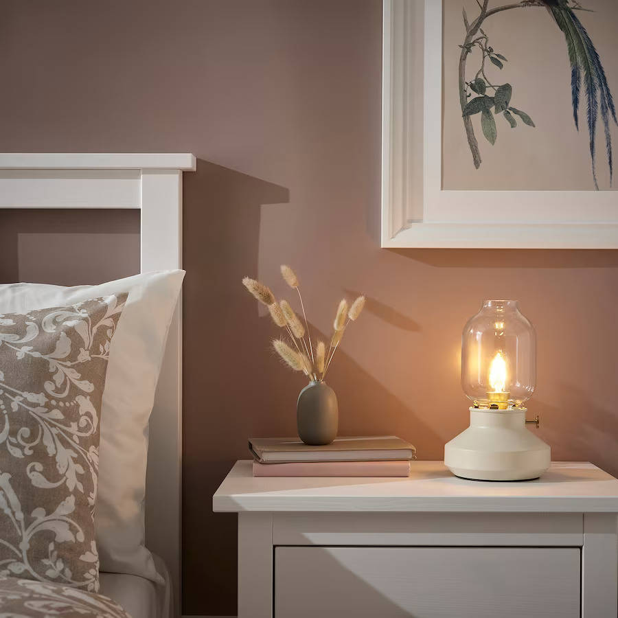 Una lámpara quinqué para un dormitorio de estilo romántico