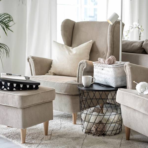 Descubre el sofá orejero de IKEA que aportará estilo a tu salón en cuanto lo coloques