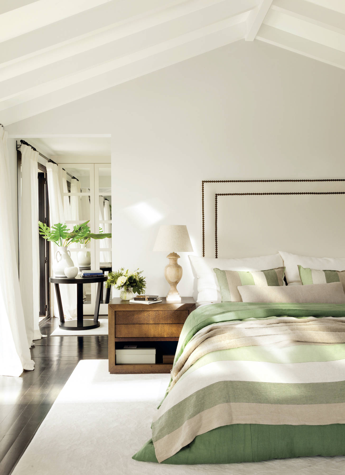 Dormitorio moderno con alfombra beige. 