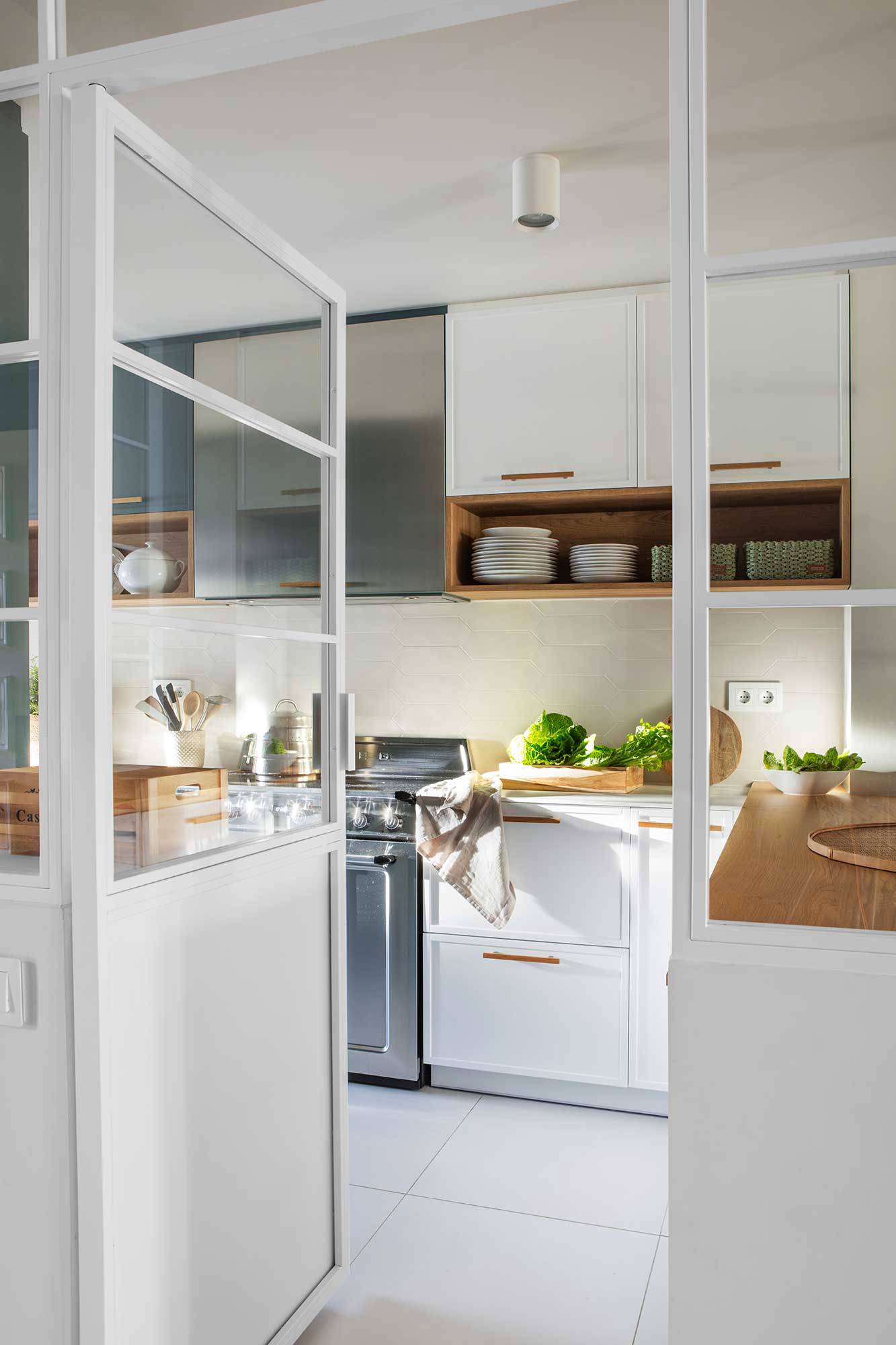 Cocina-con-puerta-acristalada-y-muebles-en-gris-y-blanco-00537099 O