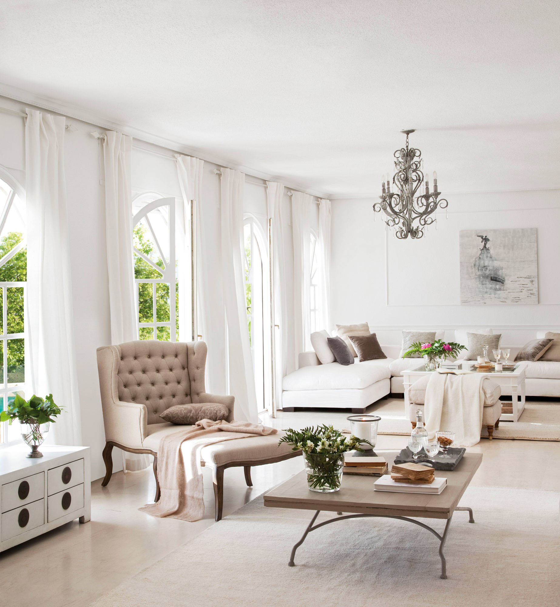 Salón blanco con sofá rinconera y chaise longue clásica gris.