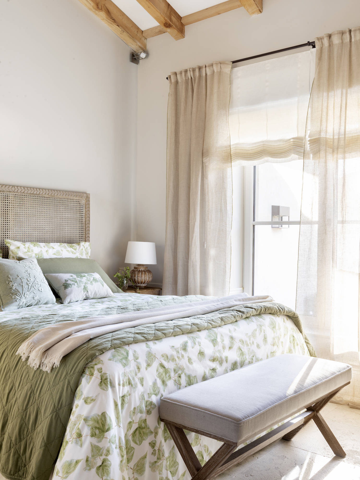 Dormitorio con ropa de cama verde y blanca. 