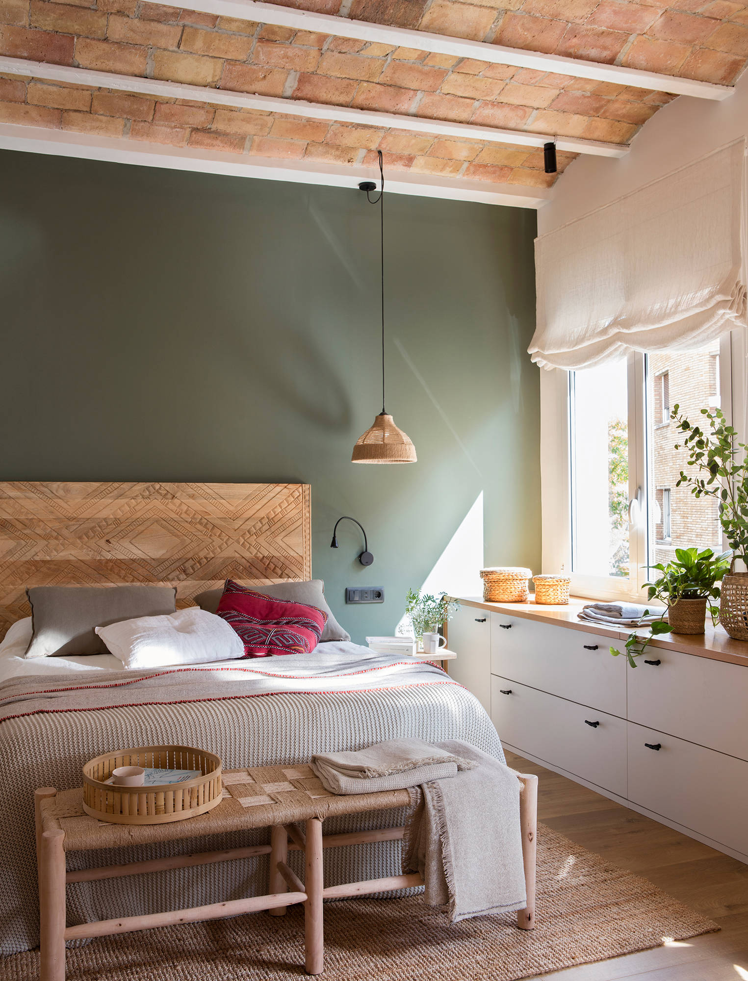 Dormitorio moderno con pared del cabcero en verde. 
