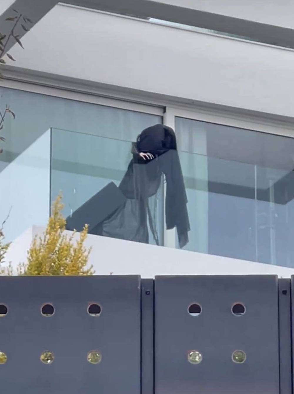 La bruja que Shakira ha puesto en el balcón de su casa de Barcelona