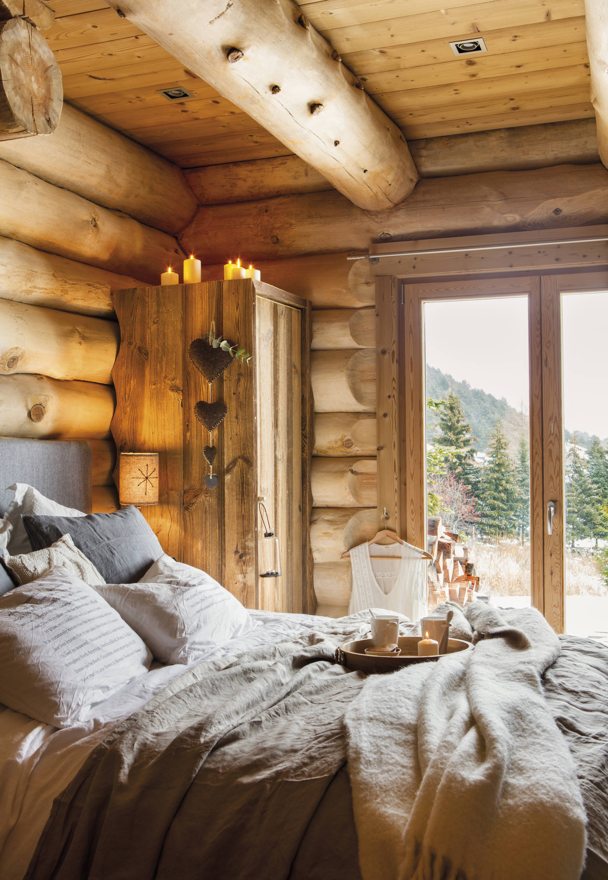 Dormitorio con paredes y techo de madera. 