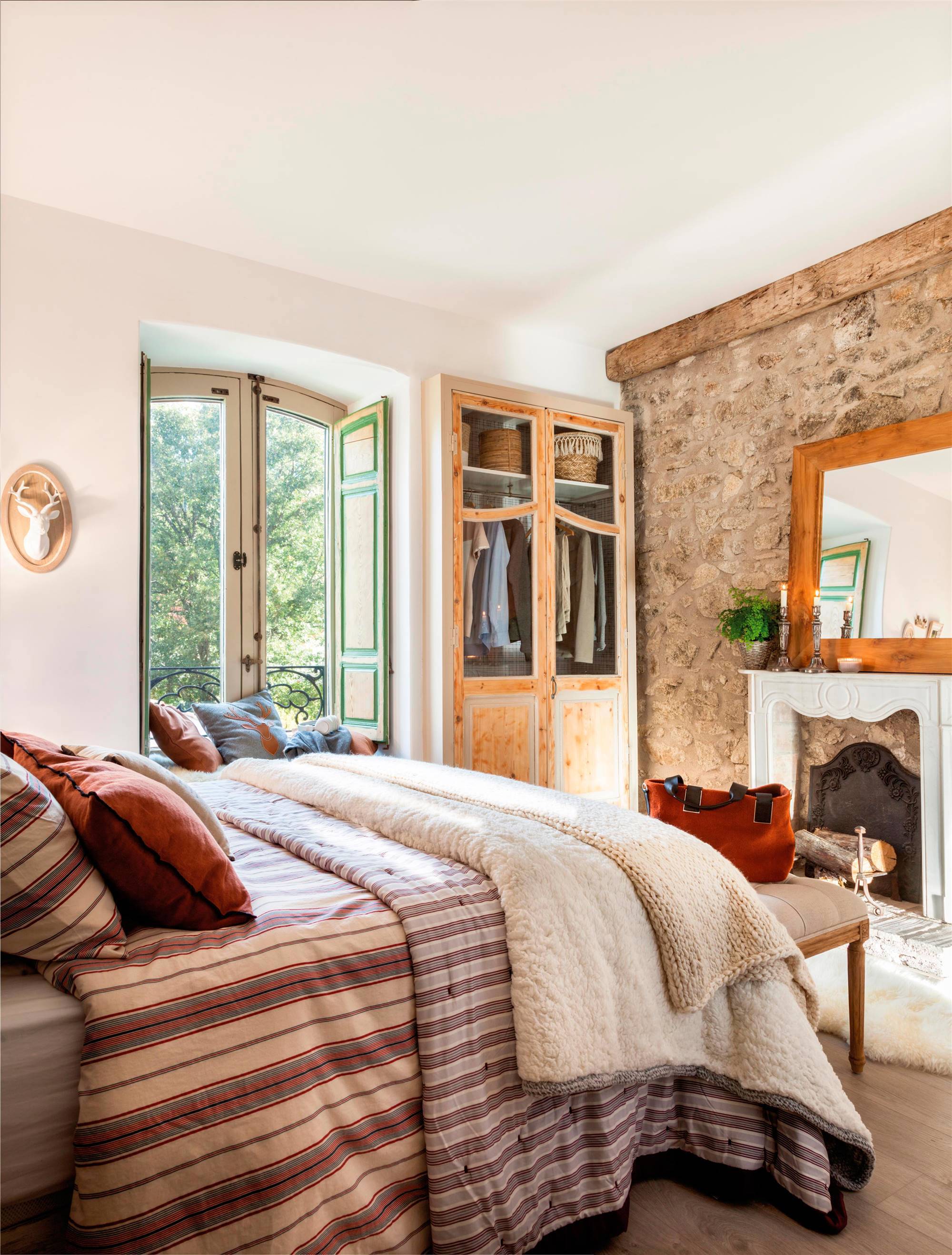 Dormitorio de invierno con pared de piedra. 