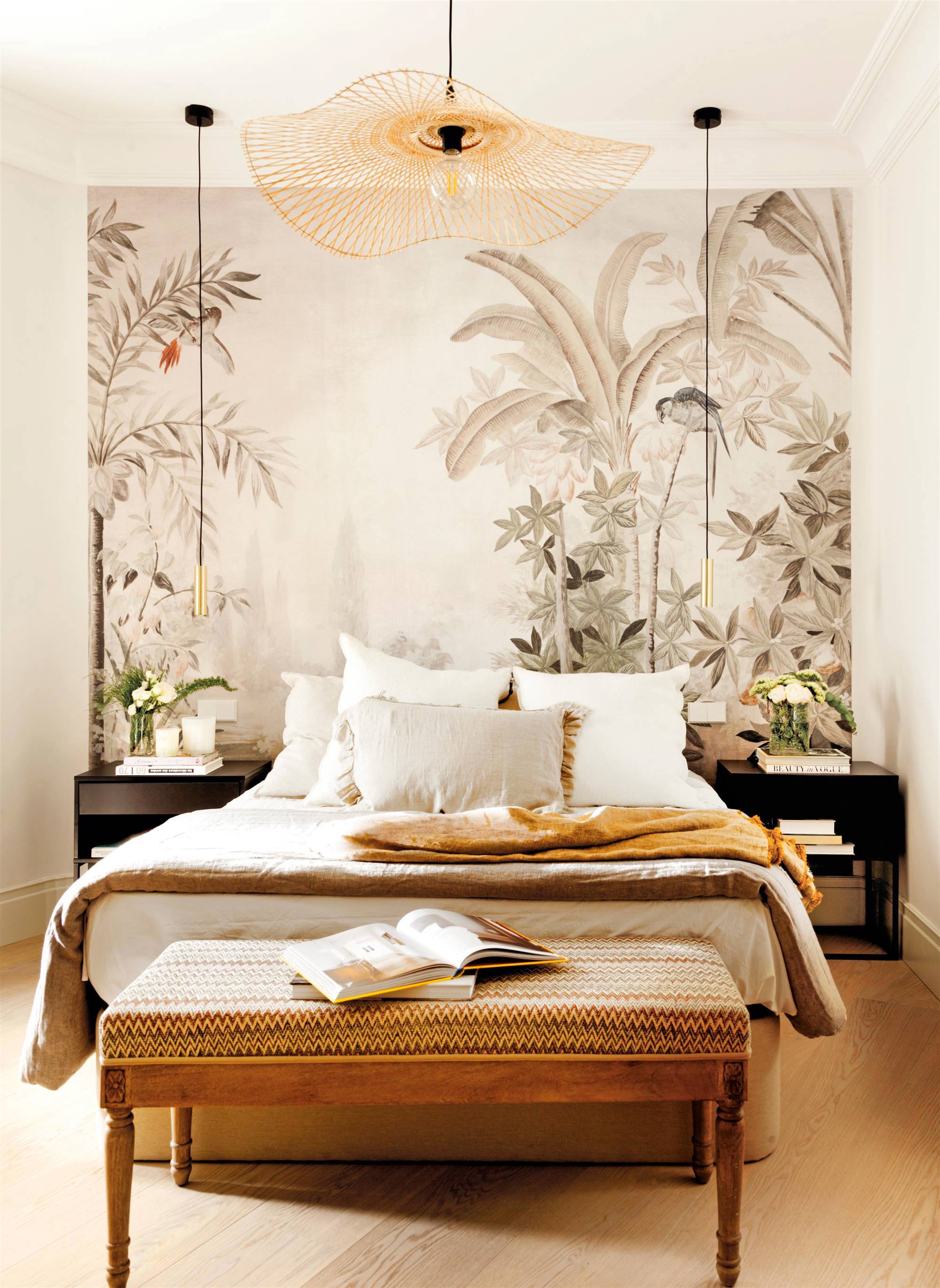 Dormitorio con papel pintado exótico en el cabecero. 