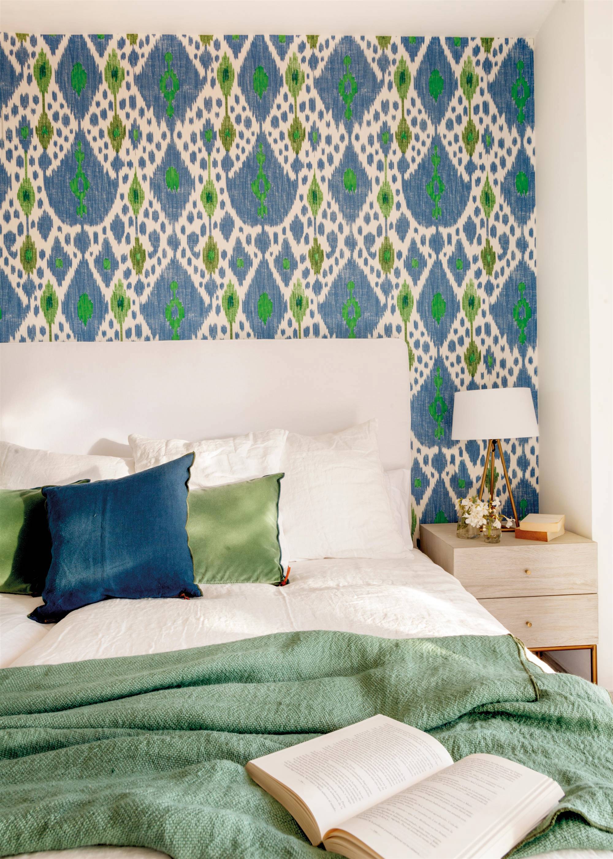 Dormitorio con papel pintado con estampado ikat. 